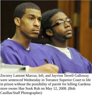 범행 후 검거된 두 용의자가 최종 선고심에서 종신형을 선고받자 허탈한 표정으로 보이고 있다. 왼쪽이 마커스. 