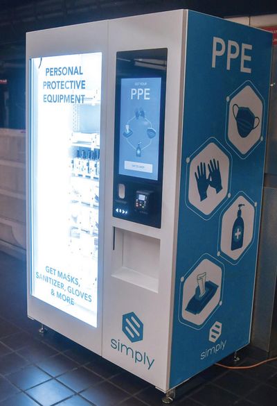 뉴욕시의 한 전철역에 설치된 PPE 자동판매기 [사진 메트로폴리탄교통공사]