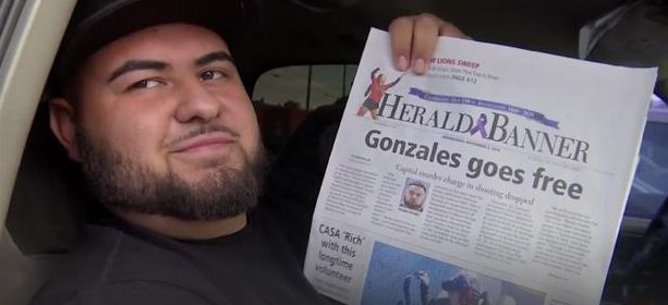 ▲ 곤잘레스가 자신의 무혐의 석방 소식을 다룬 지역 소식지를 들어 보이고 있다.