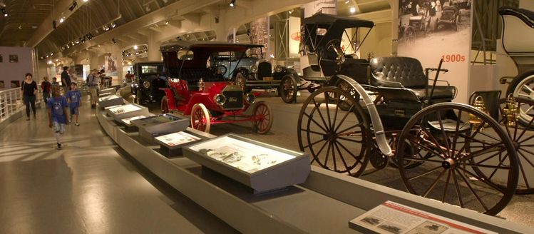 자동차 산업의 역사를 생생하게 둘러볼 수 있는 헨리 포드 박물관.
