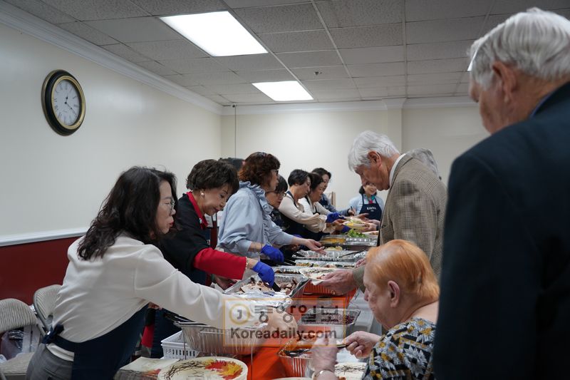 16일 노크로스에 있는 한인회관에서 조지아킴와 회원들이 미군 한국전 참전용사 회원들에게 직접 만든 음식을 제공하고 있다.