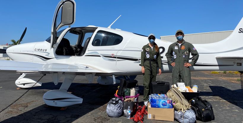 미국 전역을 돌며 의료 비행 봉사에 나선 윤지우, 이동진 파일럿이 출발 전에 SR22시러스 경비행기 앞에 섰다. 