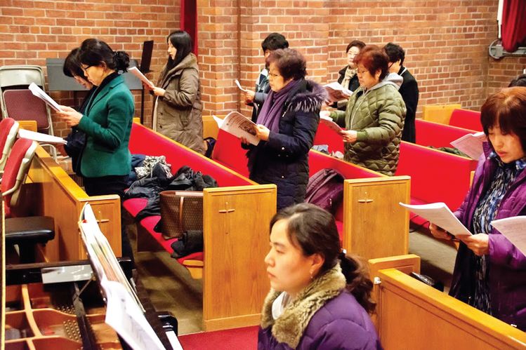 세계 기도일에 맞춰 뉴욕초대교회에서 기도하고 있는 여성 기독인들. [사진 뉴욕초대교회]