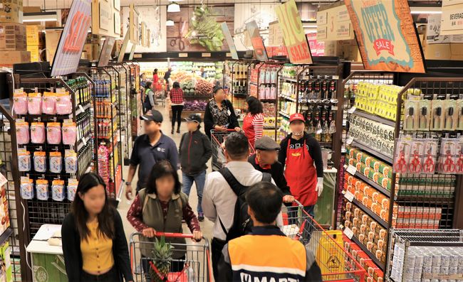 발보아 애비뉴에 위치한 H마트에서 SD카운티 주민들이 식료품 쇼핑을 하고 있는 모습.
