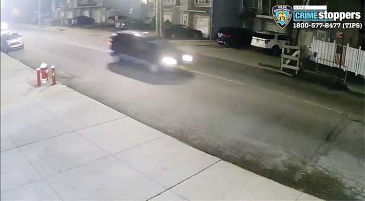 지난 20일 스태튼아일랜드에서 89세 노인을 치고 달아나는 존슨 김씨의 차량이 인근 CCTV 카메라에 포착된 모습. [NYPD 동영상 캡처]