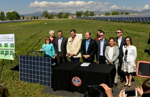 지난  5월  아바다 소재  제프코 커뮤니티  솔라 가든에서  제라드 폴리스(가운데)  콜로라도 주지사와 주의원들이 재생에너지 법안에 서명한 후 기념촬영을  했다.