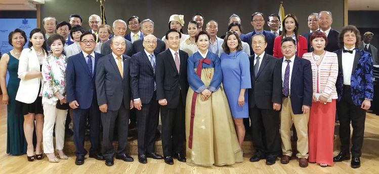 지난 14일 맨해튼 한인이민사박물관에서 김민선 초대관장(앞줄 왼쪽 8번째)의 취임식과 함께 열린 박물관 공식 출정식에 참석한 이사진.정치인.관계자들이 자리를 함께했다.