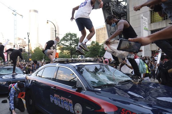 경찰차를 부수고 있는 시위대. AP