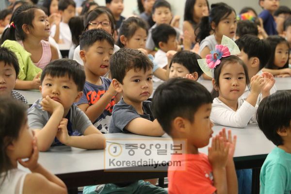 지난 10일 애틀랜타 한국학교 2019-20 학년도 개학식에서 학생들이 김현경 교장의 이야기를 경청하고 있다.  
  
  
