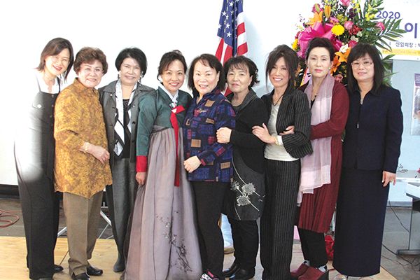 포트워스 태런카운티 한인여성회 2020-21 신임 임원진 및 이사진들이 회장 이·취임식 후 한자리에 모였다. 