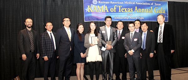 ▲ KAMA텍사스 보드멤버들과 KAMA의 장학금을 수상한 의대생들인 니콜라 박, 이동환 학생(사진 좌측에서 다섯 번째, 여섯 번째)등이 함께 사진촬영을 했다. 
