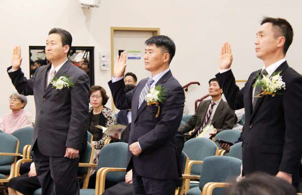뉴욕참교회가 지난 13일 창립 28주년을 맞아 장로 임직식을 개최했다. 왼쪽부터 채요한·이승준·김진목 장로가 한 손을 들고 선서 하고 있다.  [사진 뉴욕참교회]