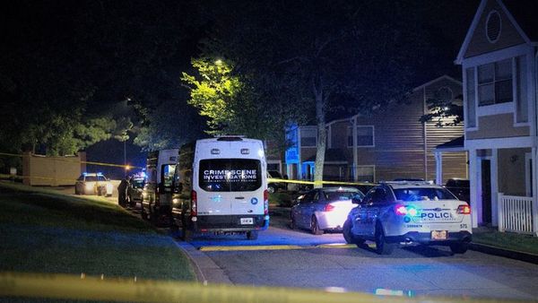 귀넷 경찰이 지난 28일 노크로스 아파트 주차장에서 발생한 살인사건 현장을 조사하고 있다. [사진=귀넷경찰서] 