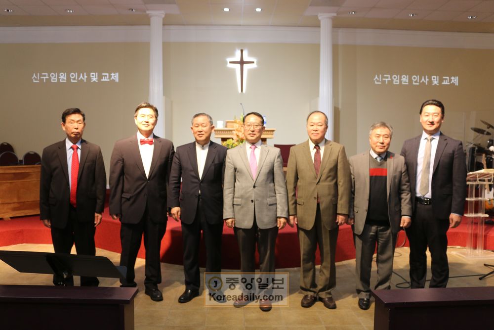 한인 목사회 전현직 임원들이 18일 정기총회를 마치고 기념사진을 찍고 있다.