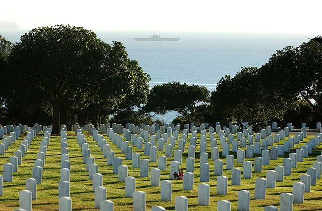 한국전 참전 미군 전몰용사들의 묘비가 세워져 있는 포트 로스크랜스 국립묘지의 모습.