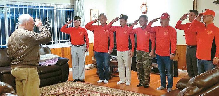 OC해병전우회 임원진이 ‘해병대의 살아있는 전설’ 임경섭(왼쪽) 장로에게 거수 경례를 하고 있다.