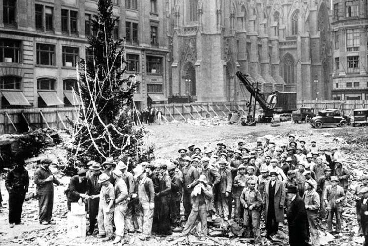 1931년 건설 노동자들이 처음으로 크리스마스 트리를 세우는 장면. [사진 Tishman Speyer/NYC&Company]
