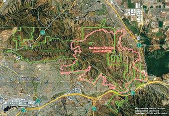 치노힐스 주립 공원의 경계는 녹색으로 표시되었으며 블루 리지 화재는 흰색과 빨간색으로 경계를 표시했다. 지도는 캘리포니아 소방국과 캘리포니아 공원 및 레크리에이션 부서의 데이터를 기반으로 만들어졌다. [캘리포니아 소방국 제공]