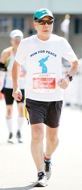지난 17일 서울 국제마라톤대회에 한반도 평화 기원 티셔츠를 입고 출전한 조재길 한미평화연구소 이사장.  [한미평화연구소 제공]