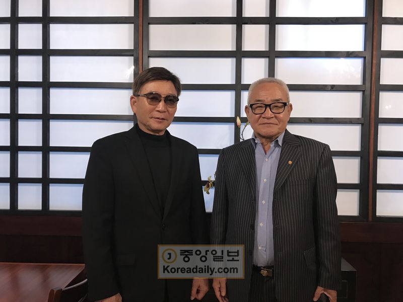지난 21일 오후 둘루스에서 조영준(오른쪽) 회장과 송지성 사무총장이 한 자리에 섰다.
