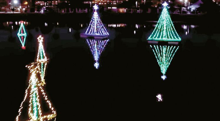 크리스마스 트리가 LED 조명으로 뉴포트비치 밤바다를 밝히고 있다. [각 행사 웹사이트 캡처]