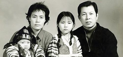 앤드류 서 가족을 다룬 영화 ‘더 하우스 오브 서’에 나온 앤드류 서 가족 사진. [영화 더 하우스 오브 서 캡쳐]
