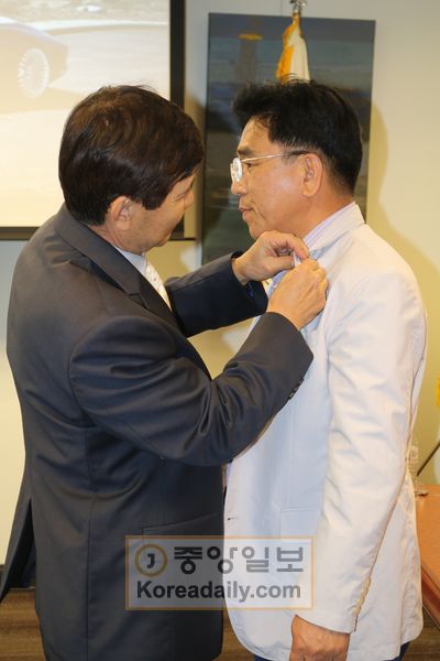 지난 13일 애틀랜타에서 열린 동남부 한인회 연수회에서 김 회장(오른쪽)이 김강식 연합회장으로부터 연합회 뱃지를 받고 있다.  