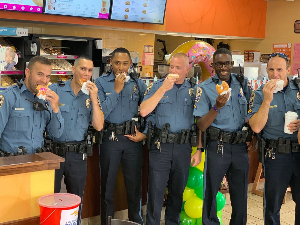귀넷카운티경찰들이 7일 던킨도너츠 클럽드라이브점에서 도넛을 들고 기념 촬영을 했다. [사진 귀넷카운티경찰]
