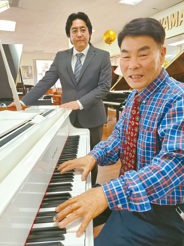 30주년을 맞은 한미피아노의 존 김 대표(오른쪽)와 김동준 부사장.