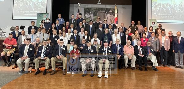 지난 27일 노크로스에 있는 애틀랜타 한인회관에서 ‘한국전쟁 정전협정 체결 68주년 기념식 및 헌화 행사’ 참석자들이 기념 촬영을 했다.
  