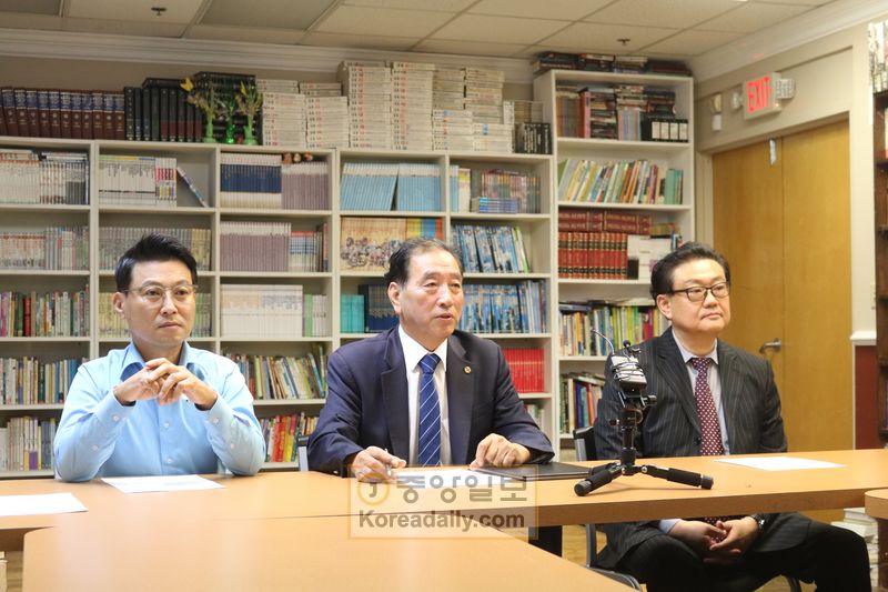 왼쪽부터 이혁 선거본부 자원봉사자, 김윤철 후보, 김문규 선거본부장.