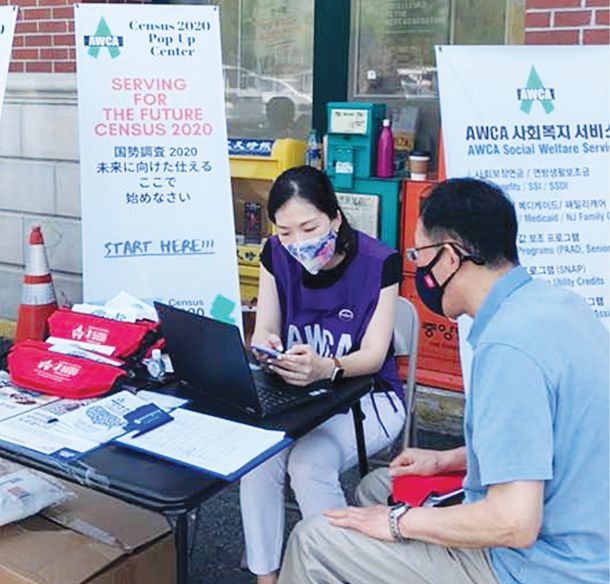 지난 7월 30일 에지워터 한양마트 앞에서 AWCA 자원봉사자들이 모바일 키오스크 장비를 이용해 한인들의 센서스 응답을 돕고 있다. [사진 AWCA]