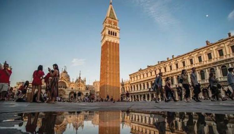 관광객 증가로 몸살을 앓고 있는 이탈리아의 유명 관광지 베네치아가 5월부터 관광객들에 입장료를 받는 안을 추진하고 있다. 베네치아의 산마르코 광장.