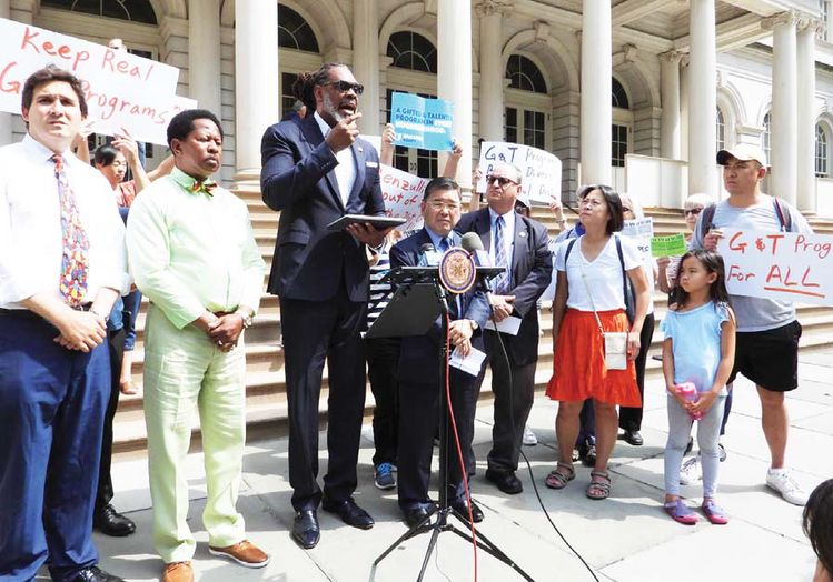 4일 뉴욕시청 앞 계단에서 뉴욕시의원들과 시민단체들이 기자회견을 열고 공립교 영재반 폐지에 반대하는 입장을 밝혔다. 로버트 코네지 주니어(민주·36선거구·연단) 의원이 영재반 폐지가 아닌 확대를 주장하고 있다.