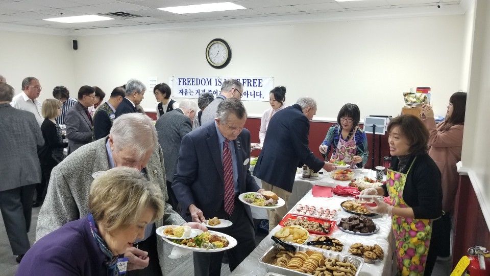 5일 노크로스 한인회관 소회의실에서 조지아국제여성회 관계자들이 미군 한국전 참전용사회원들에게 직접 만든 점심식사를 제공하고 있다.