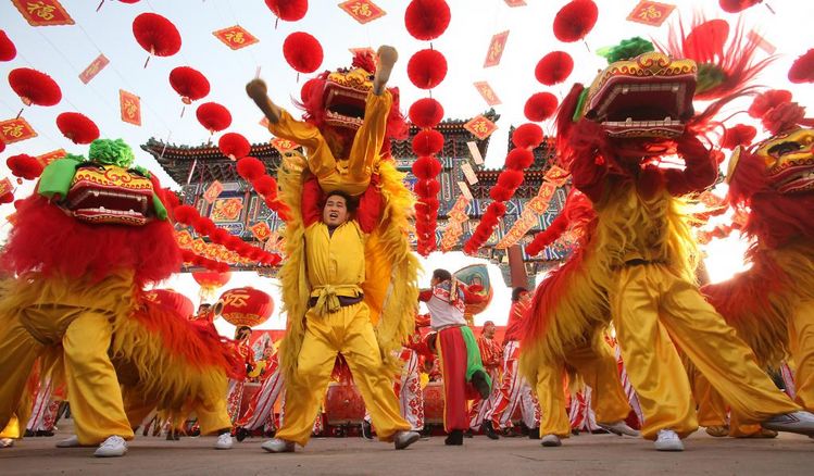 샌게이브리얼시에서 주최하는 음력설 축제에 참가한 중국계 무용팀(왼쪽)이 탈춤을 보여주고 있다.
