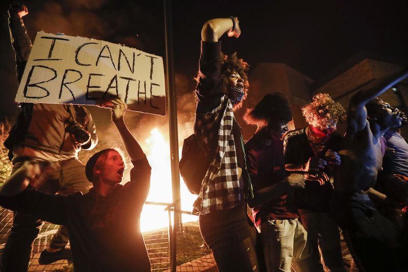 불지르고 약탈하고…여기가 미국인가 
지난 28일 미니애폴리스에서 시위대가 제3경찰서에 불을 지르고 시위를 벌이고 있다. AP