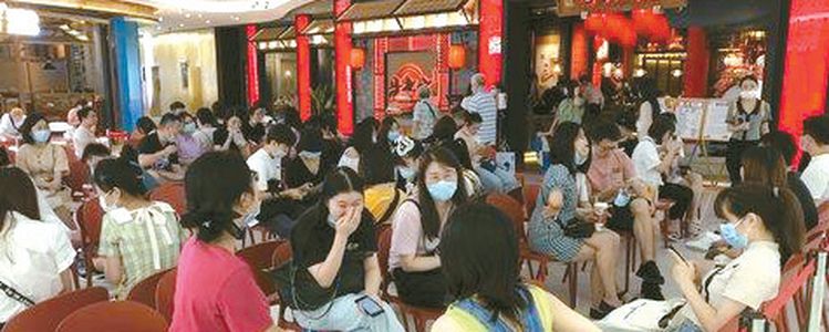 중국 우한의 한 음식점 앞에서 줄을 서 입장을 기다리는 고객들 [연합]