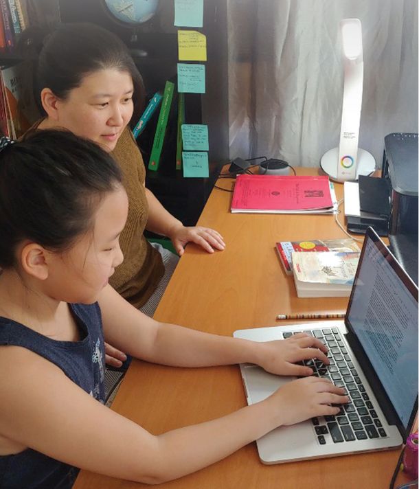 3가 초등학교 4학년에 재학중인 헤일리 김 양이 엄마가 지켜보는 가운데 온라인 수업을 하고 있다.
