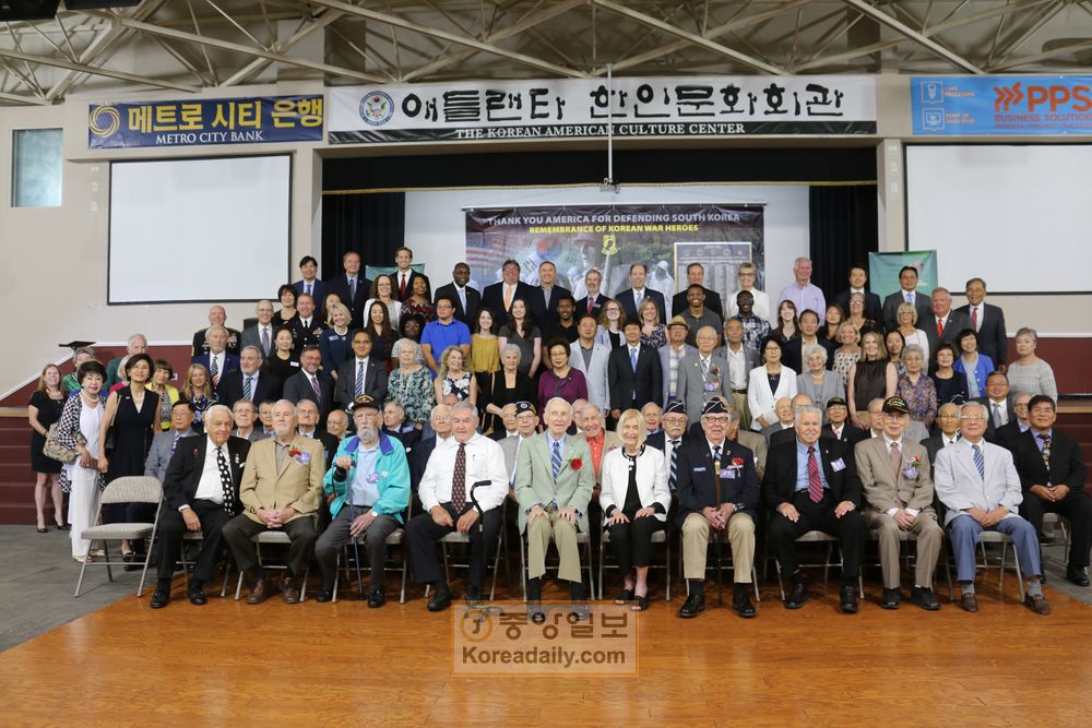 26일 한인회관에서 열린 정전협정 체결 66주년을 기념해 열린 6·25 참전용사 초청 행사에서 참석자들이 한자리에 모여 기념사진을 찍고 있다.