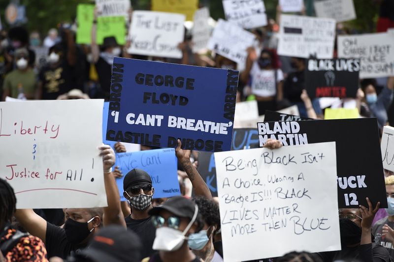 29일 애틀랜타 센테니얼 공원에 운집한 시위대가 피켓을 들고 시위를 벌이고 있다. AP