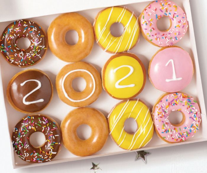 졸업생들에게 제공되는 ‘2021’ 숫자가 새겨진 특별 한정 도넛 12개 세트. [크리스피크림 웹사이트 캡처]