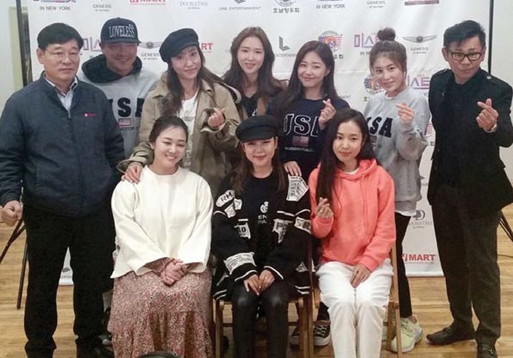 한국의 트로트 가수 6명이 출연하는 '미스트롯 추수감사절 특별콘서트'에 출연하는 가수들과 H마트 이일우 이사(왼쪽) 등은 22일 H마트 리지필드점서 미디어데이 기자회견을 열고 많은 동포들이 콘서트에 참석해 줄 것을 요청했다.