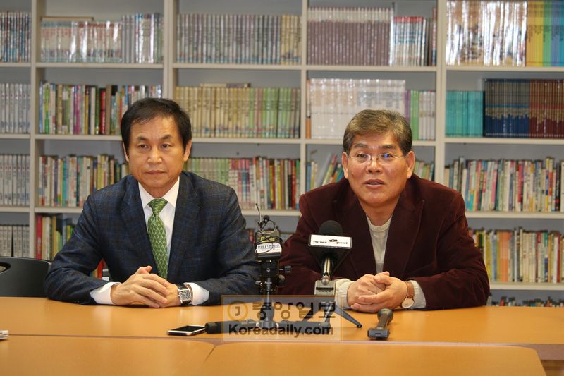 지난달 31일 기자간담회에서 김일홍 회장(오른쪽)과 김형률 평통 회장이 3.1절 행사 내용을 설명하고 있다. 
