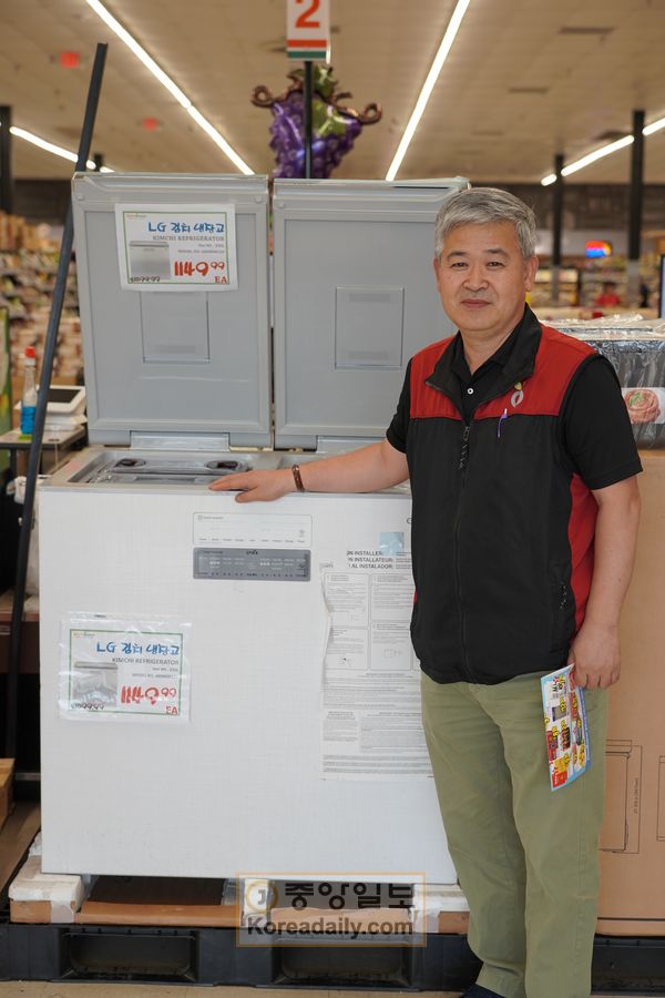 12일 시온마켓 둘루스 지점에서 전무배 지점장이 할인가로 판매하는 LG김치 냉장고 앞에서 포즈를 취했다. 