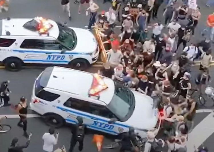 지난달 30일 브루클린 플랫부시애비뉴에서 NYPD 차량이 시위대쪽으로 돌진하는 장면. [유튜브 캡처]