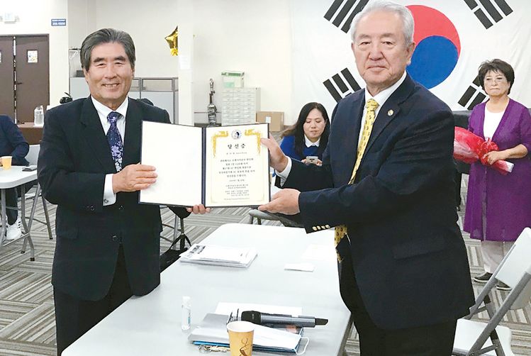 지난 29일 무투표 당선된 권석대(앞줄 왼쪽) 차기 한인회장이 김태수 선관위원장으로부터 당선증을 받고 있다.