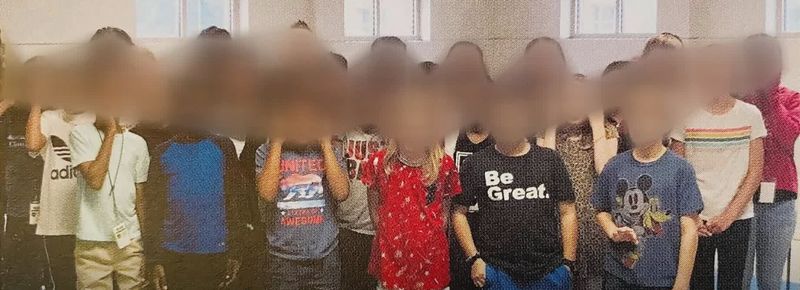 다이어 초등학교 학생들이 눈을 찢는 제스처를 한 졸업사진. 11얼라이브 측이 학생들의 신변 노출을 막기위해 모자이크 처리했다. [11얼라이브 캡처]