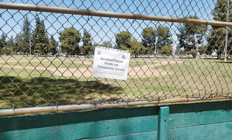 코로나19가 확산하면서 공공 체육시설들이 다시 문을 닫고 있다. 코로나 발생 이후 야구장은 철망으로 된 펜스를 쳤다. 아주사에 있는 야구장에 시설 폐쇄 안내문이 붙어있다. [남가주 사회인야구협회 제공]