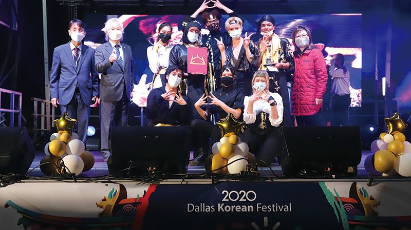 K-POP경연대회 우승팀이 주달라스출장소 홍성래 소장(왼쪽끝)과 달라스한인회 유석찬 회장(왼쪽 두번째)과 함께 했다.